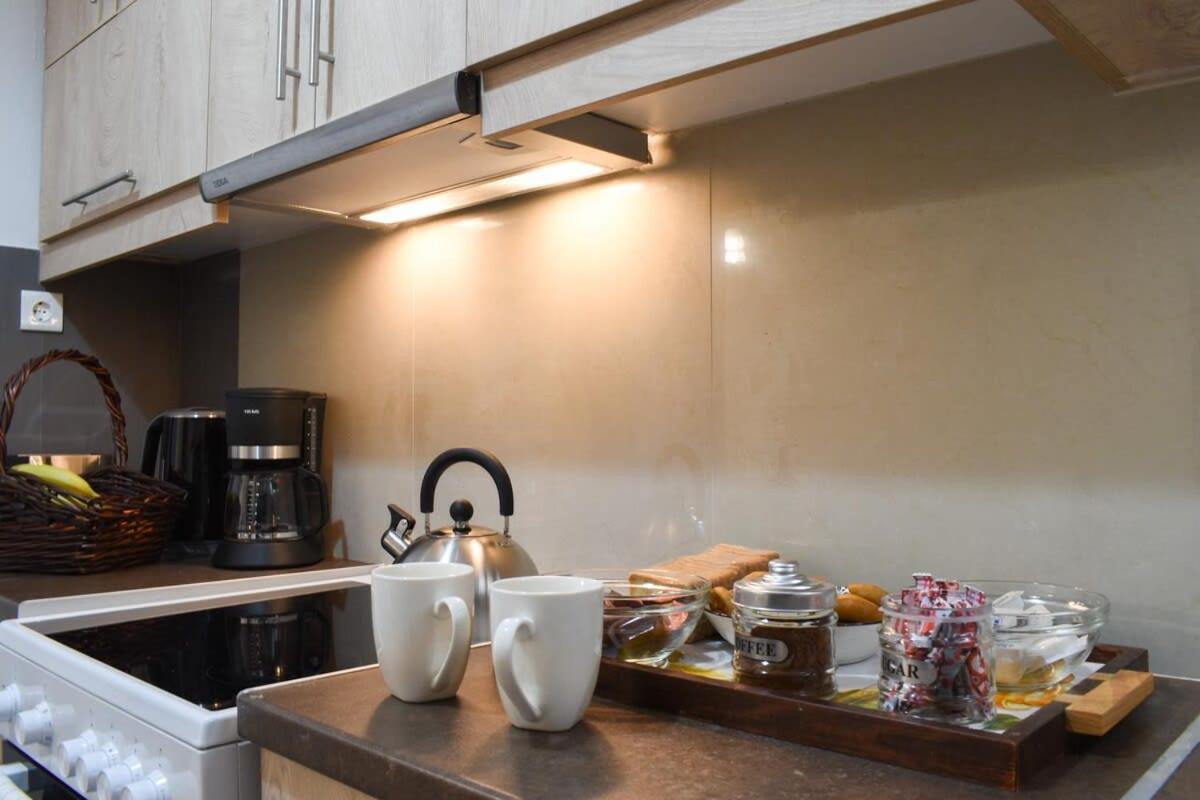 칼라마타 Comfy Central Square Gem With Balcony 아파트 외부 사진