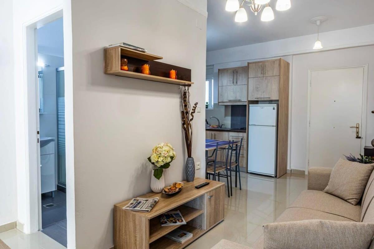 칼라마타 Comfy Central Square Gem With Balcony 아파트 외부 사진